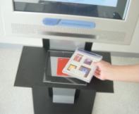ICタグ付きCDをICリーダに近づける
